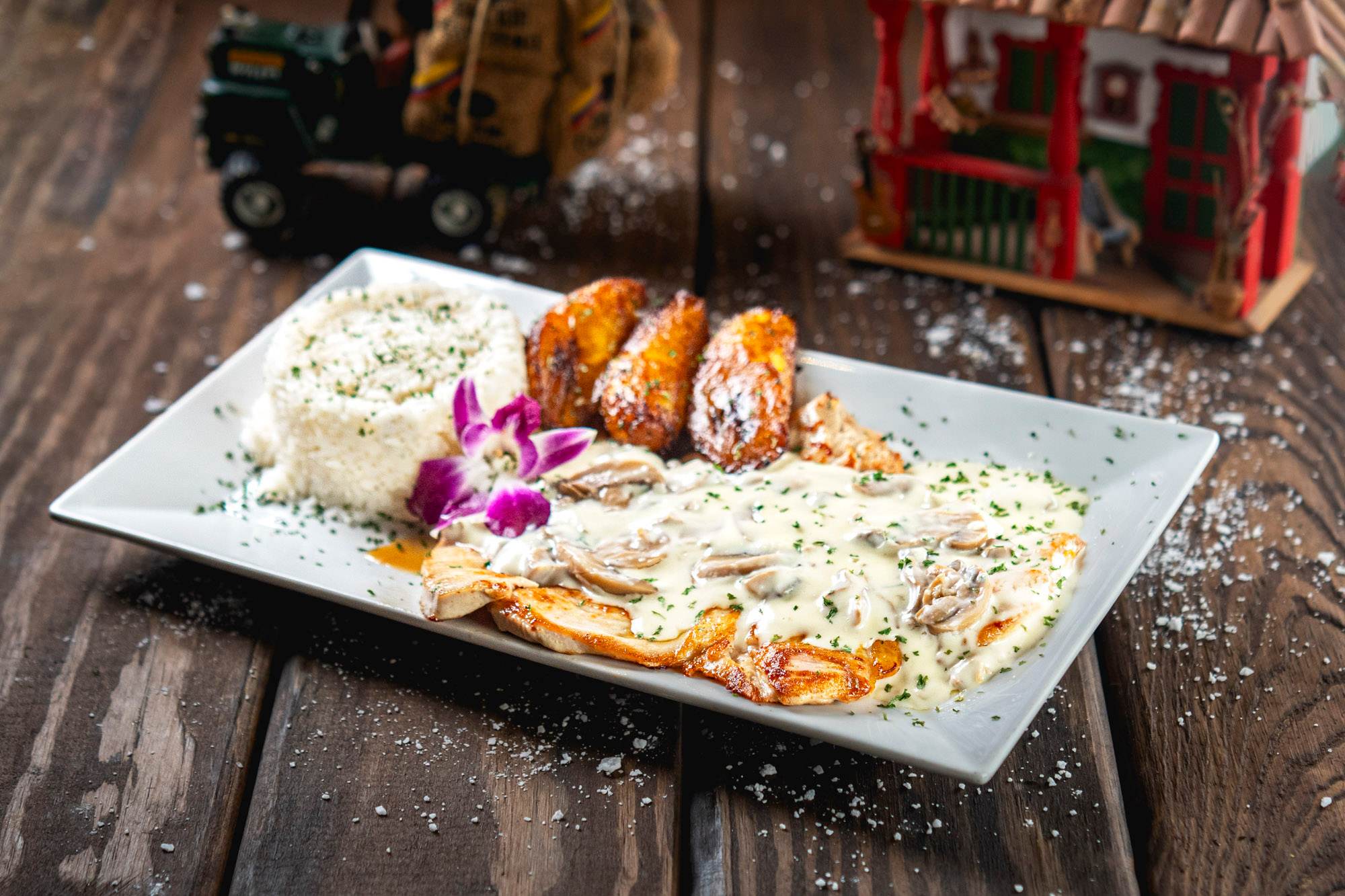Pechuga a La Parrilla en Salsa Con Champiñones, as photographed for the restaurant's online menu.