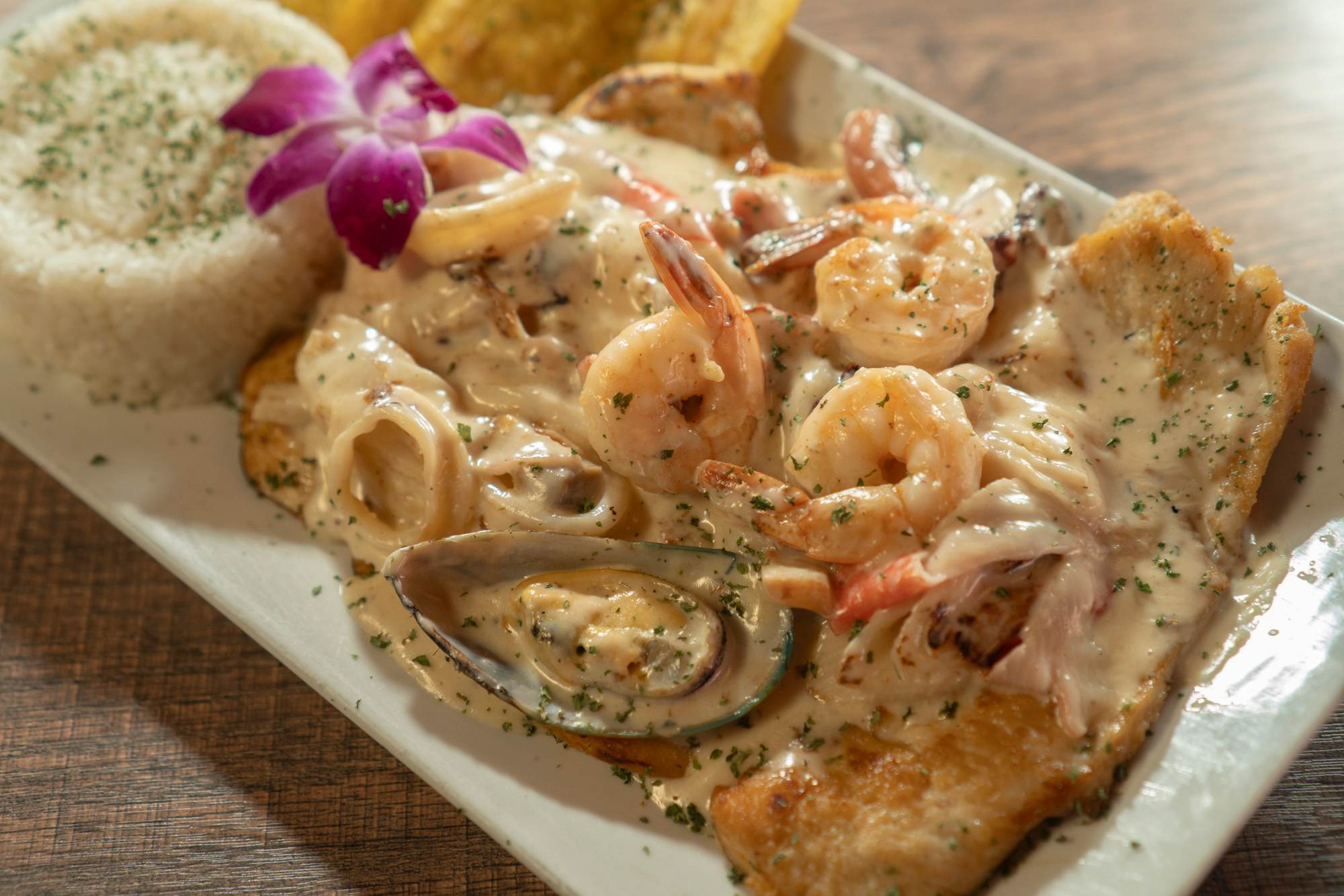 Pechuga en Salsa a La Marinera, as photographed for the restaurant's online menu.
