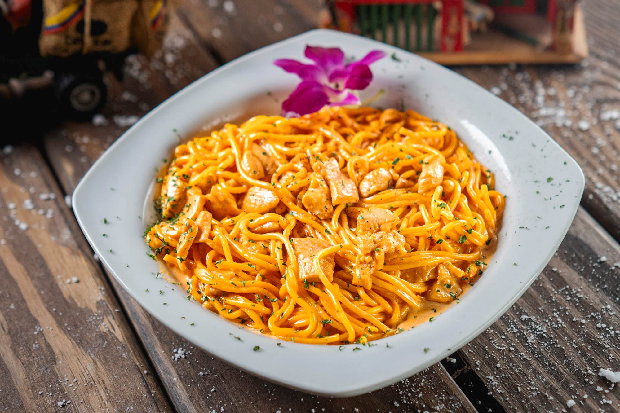 Spaguetti en Crema Con Pollo, as photographed for the restaurant's online menu.